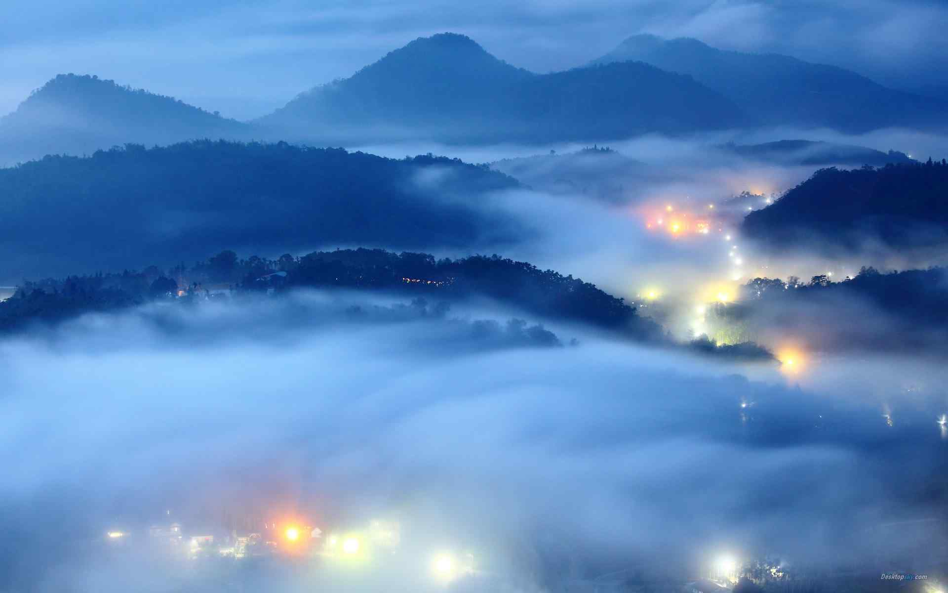 云雾缭绕的山谷风景图片