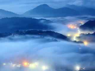 云雾缭绕的山谷风景图片