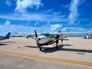 塞班岛小型飞机蓝天下唯美图片高清桌面壁纸