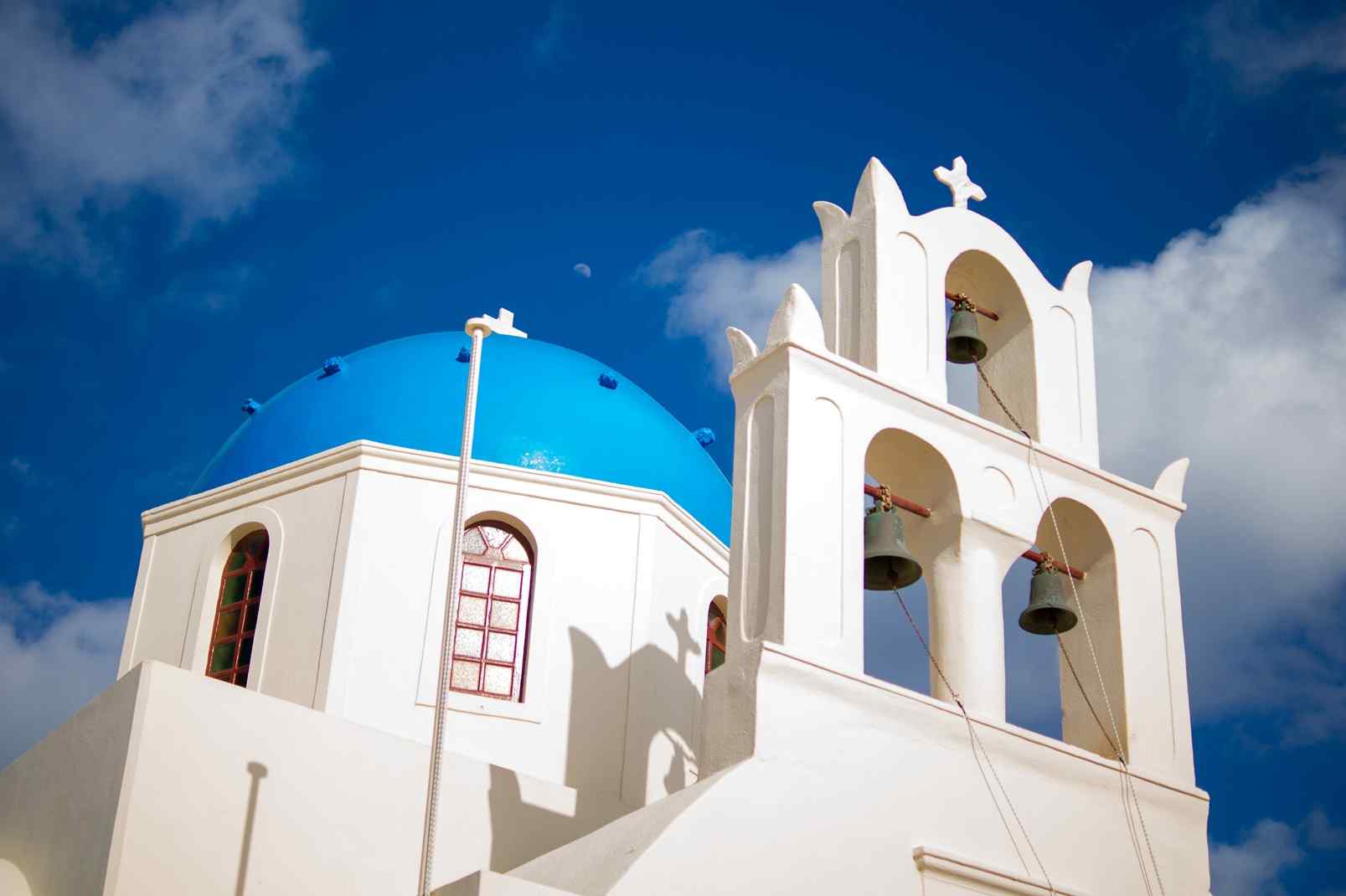 圣托里尼特色蓝顶教堂建筑风景图片高清桌面壁纸