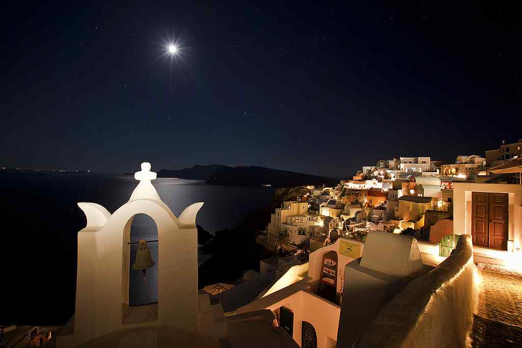 圣托里尼唯美夜景明亮月光图片高清桌面壁纸