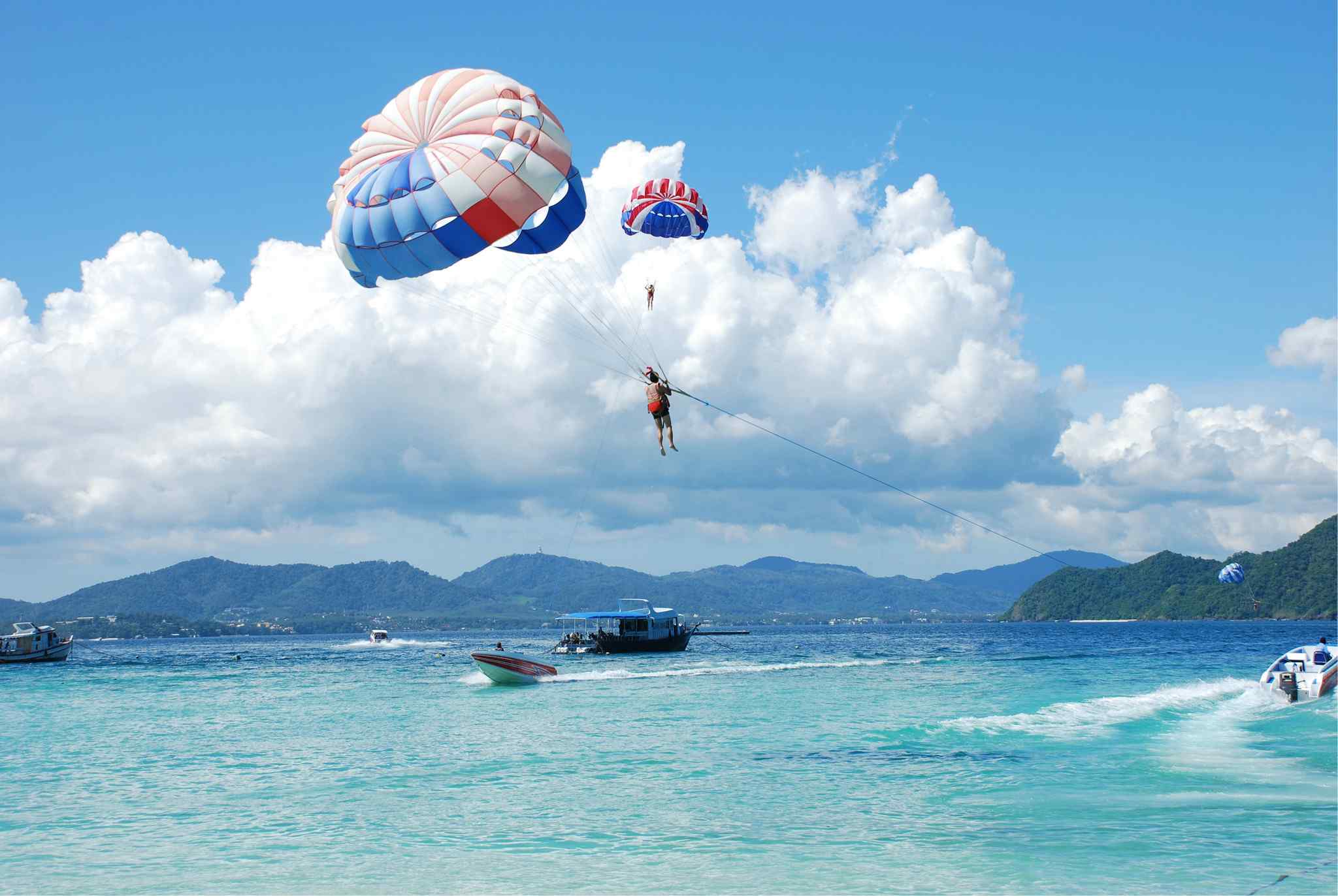 普吉岛特色海上运动美丽热气球图片高清桌面壁纸