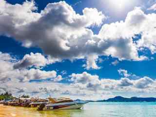 普吉岛特色汽艇小船唯美蓝天风景图片高清桌面壁纸