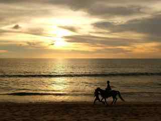 普吉岛唯美落日下的骑马少年图片高清桌面壁纸