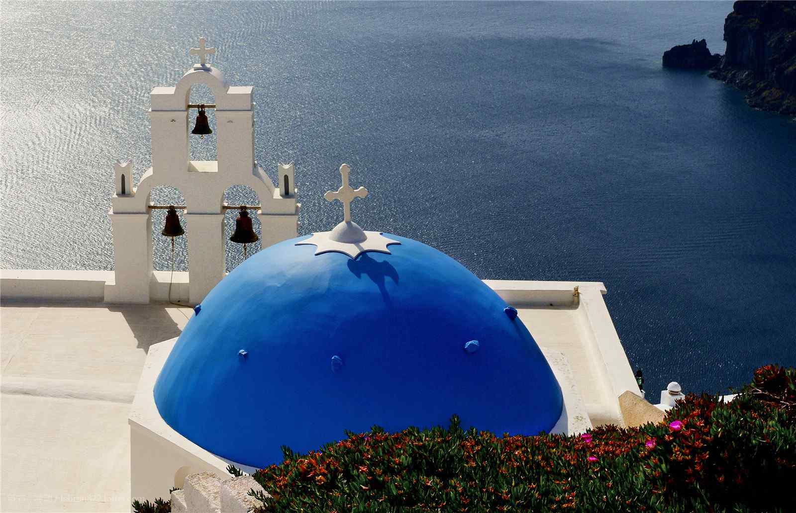 美丽的圣托里尼蓝顶教堂建筑风景图片桌面壁纸