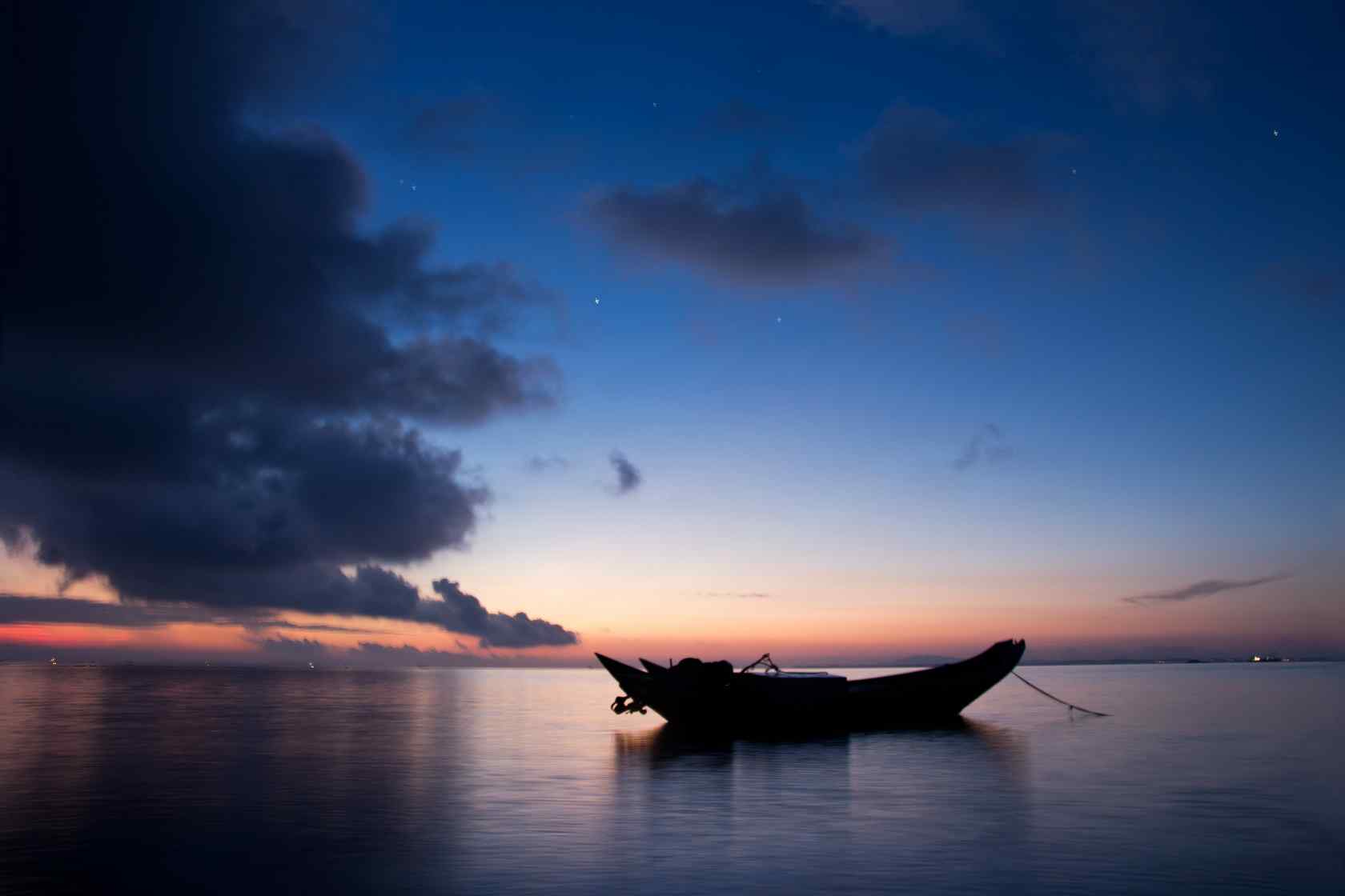 唯美鼓浪屿海滩边的小渔船黄昏时分图片桌面壁纸