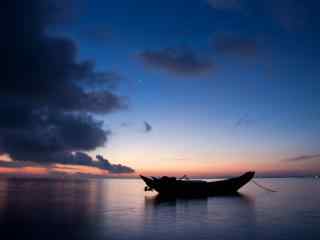 唯美鼓浪屿海滩边的小渔船黄昏时分图片桌面壁纸