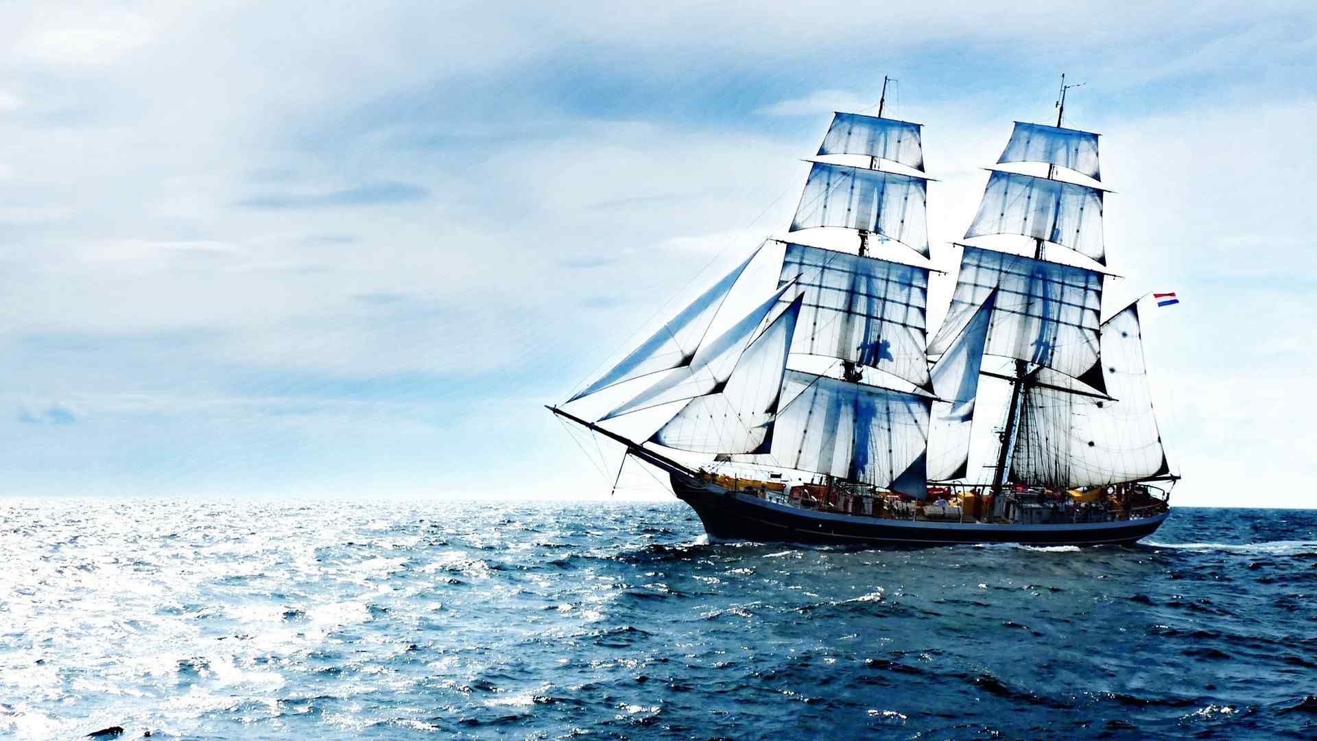 航行在蓝色大海的帆船图片桌面壁纸
