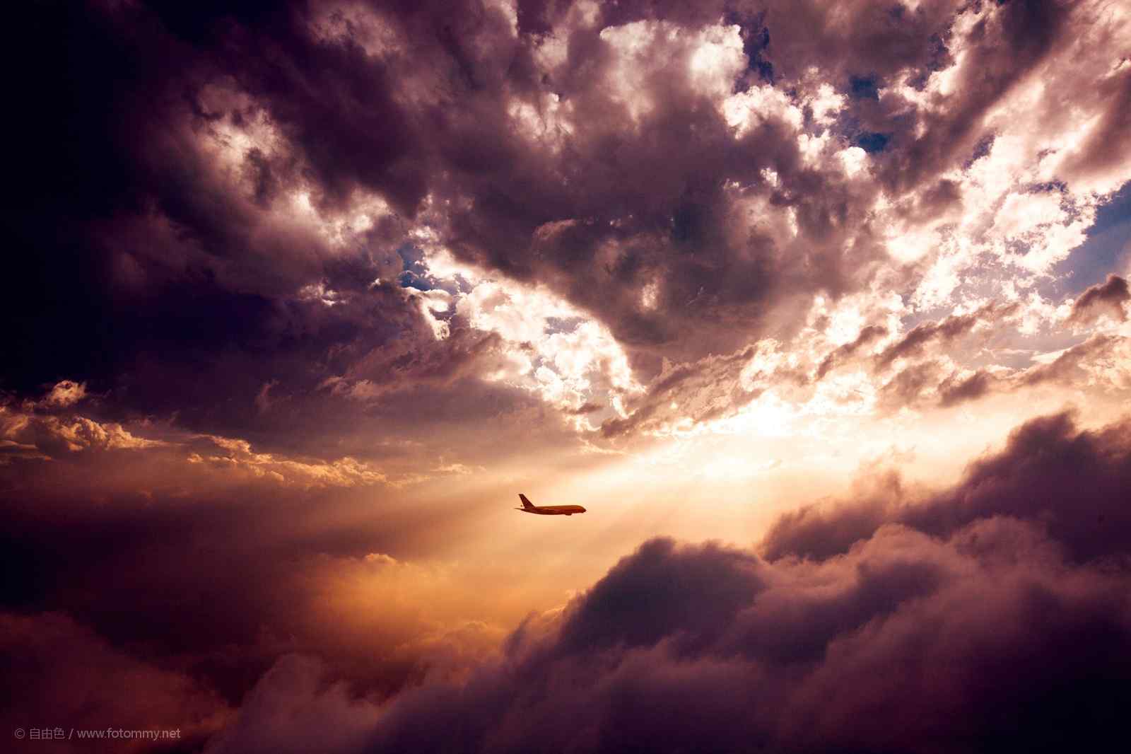 飞机翱翔穿过日落唯美的晚霞风景图片高清桌面壁纸