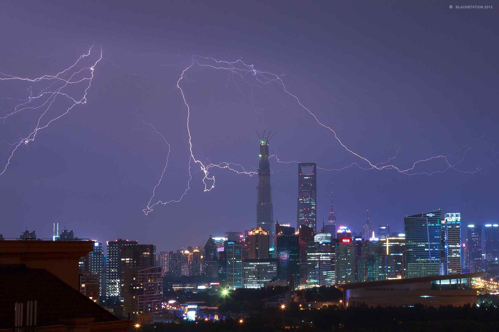 上海：雷电中的美丽上海夜景图片