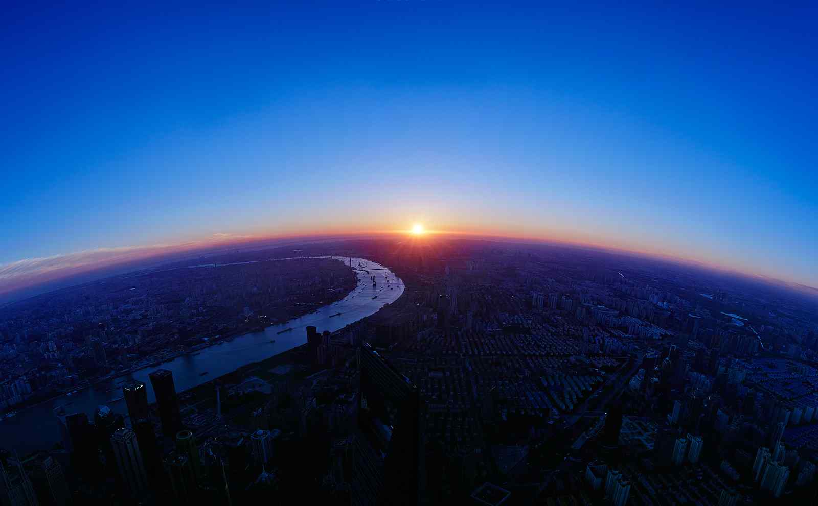 上海：唯美朝霞下的城市全景图片