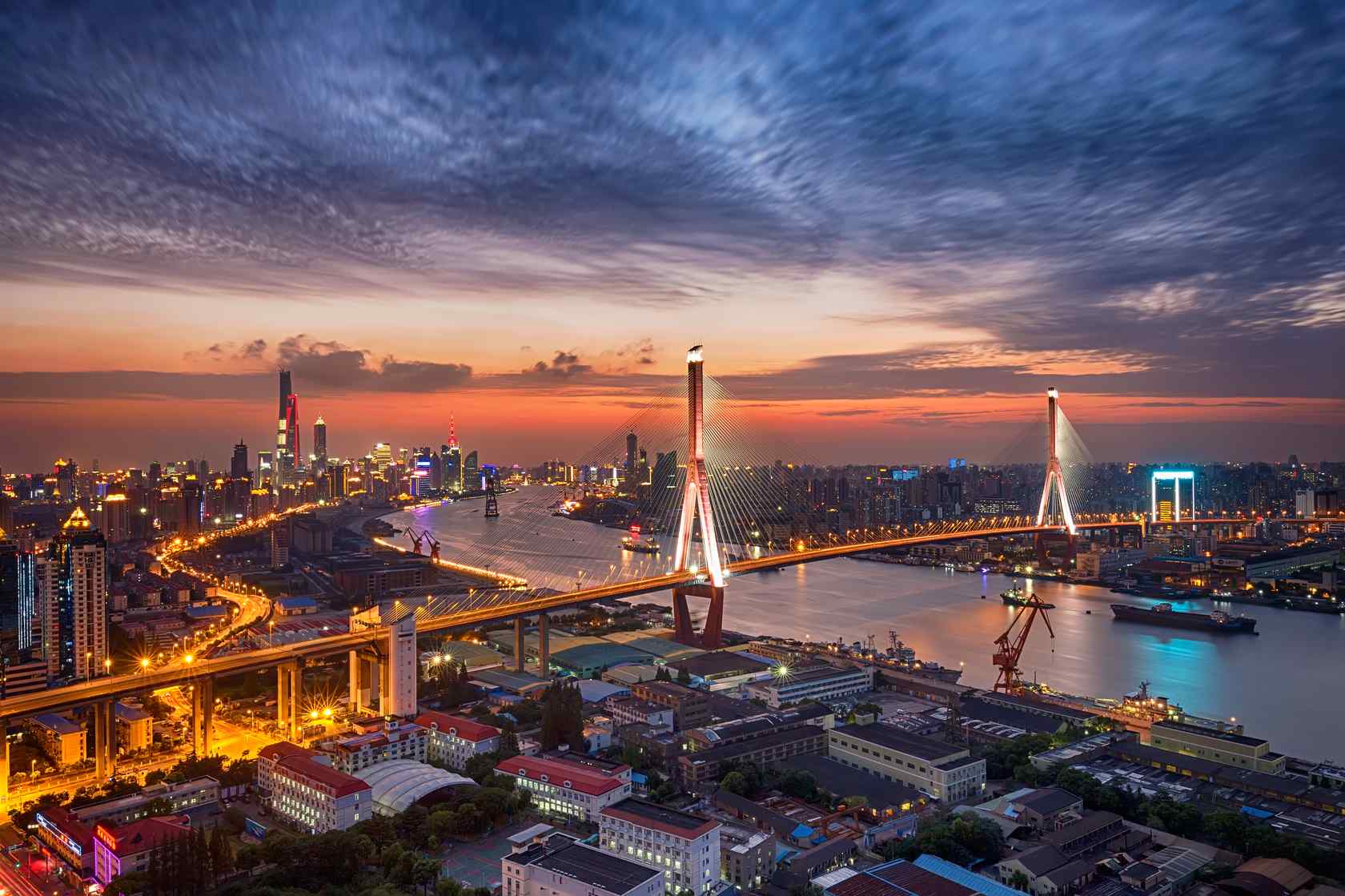上海：夕阳下的杨浦大桥威严壮阔图片