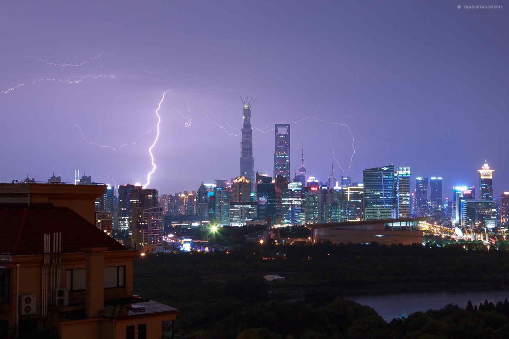 上海：雷电中的美丽上海夜景图片