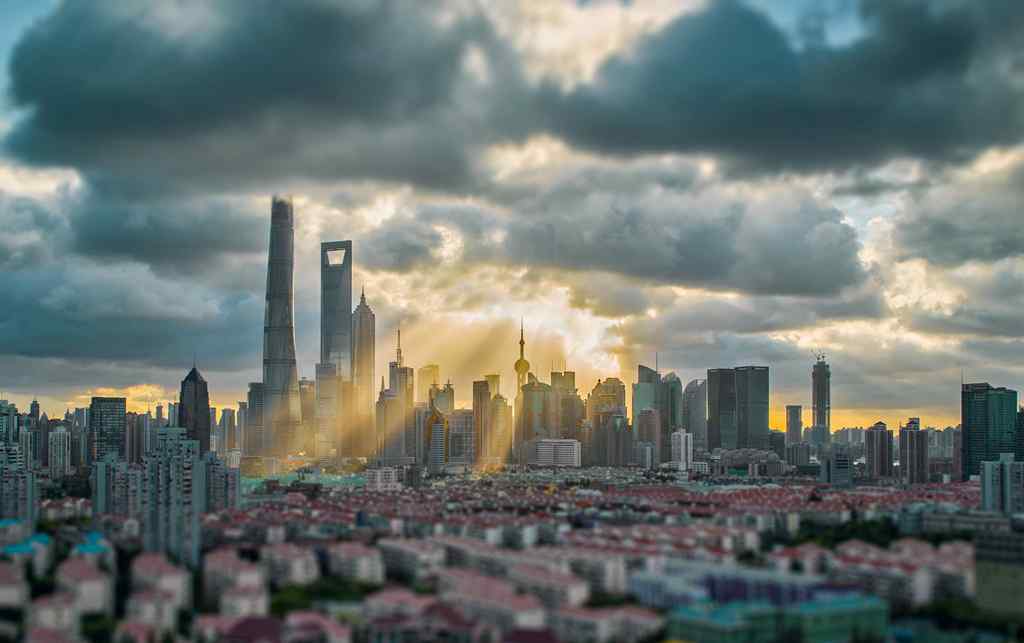 上海：穿透乌云的一抹阳光风景图片