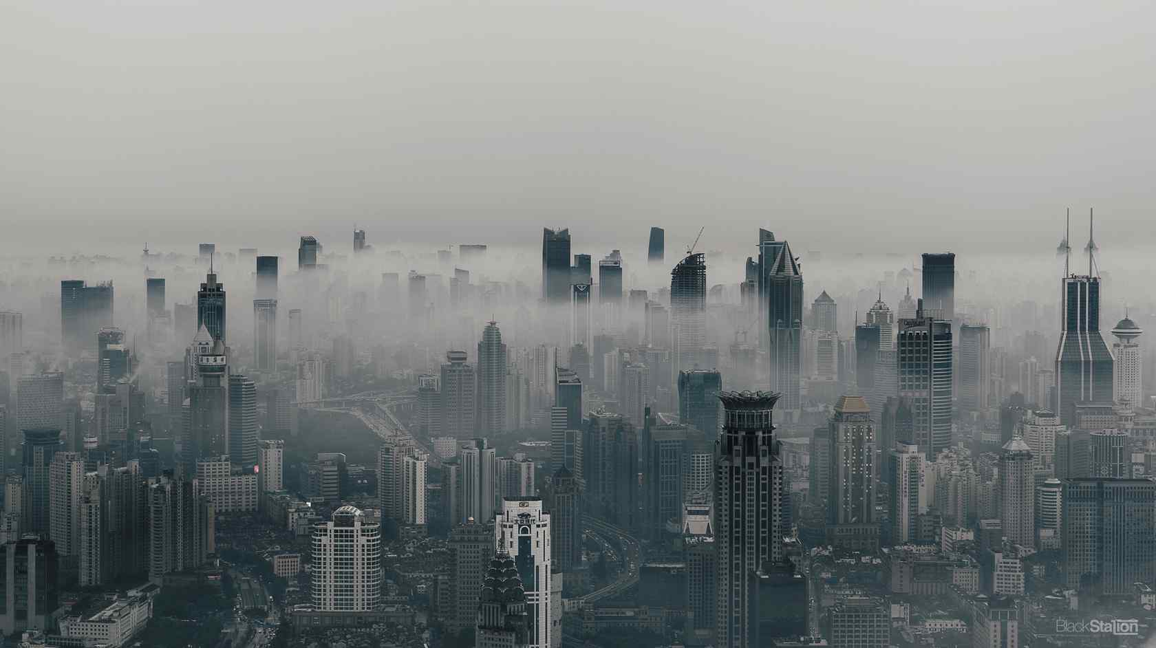 上海：云雾缭绕的现代化都市