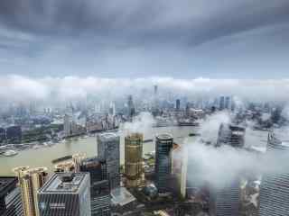 上海：云雾缭绕的现