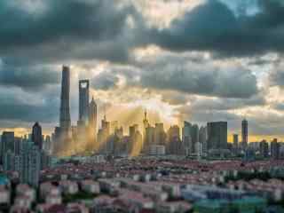 上海：穿透乌云的一抹阳光风景图片