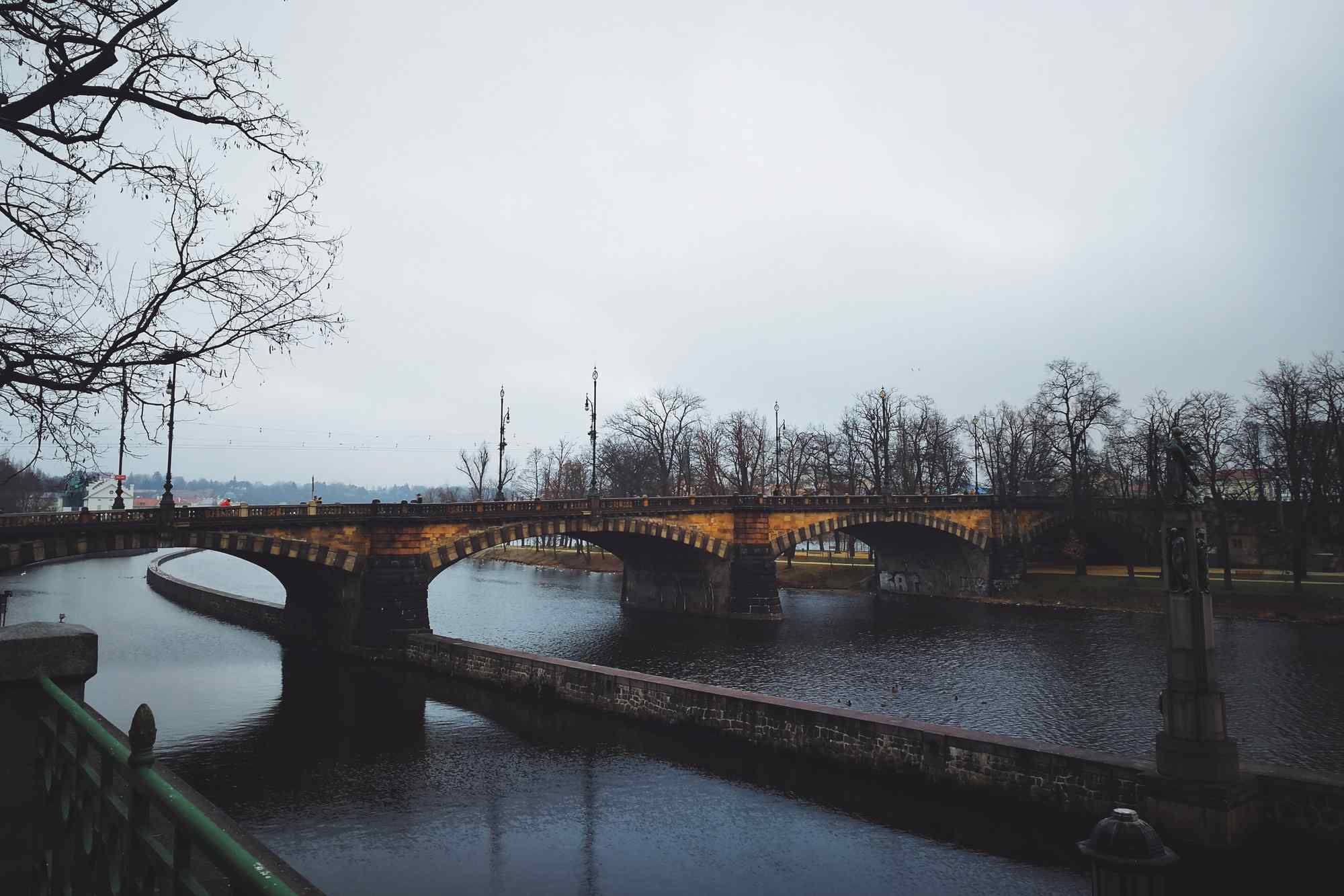 布拉格伏尔塔瓦河畔唯美风景图片高清桌面壁纸