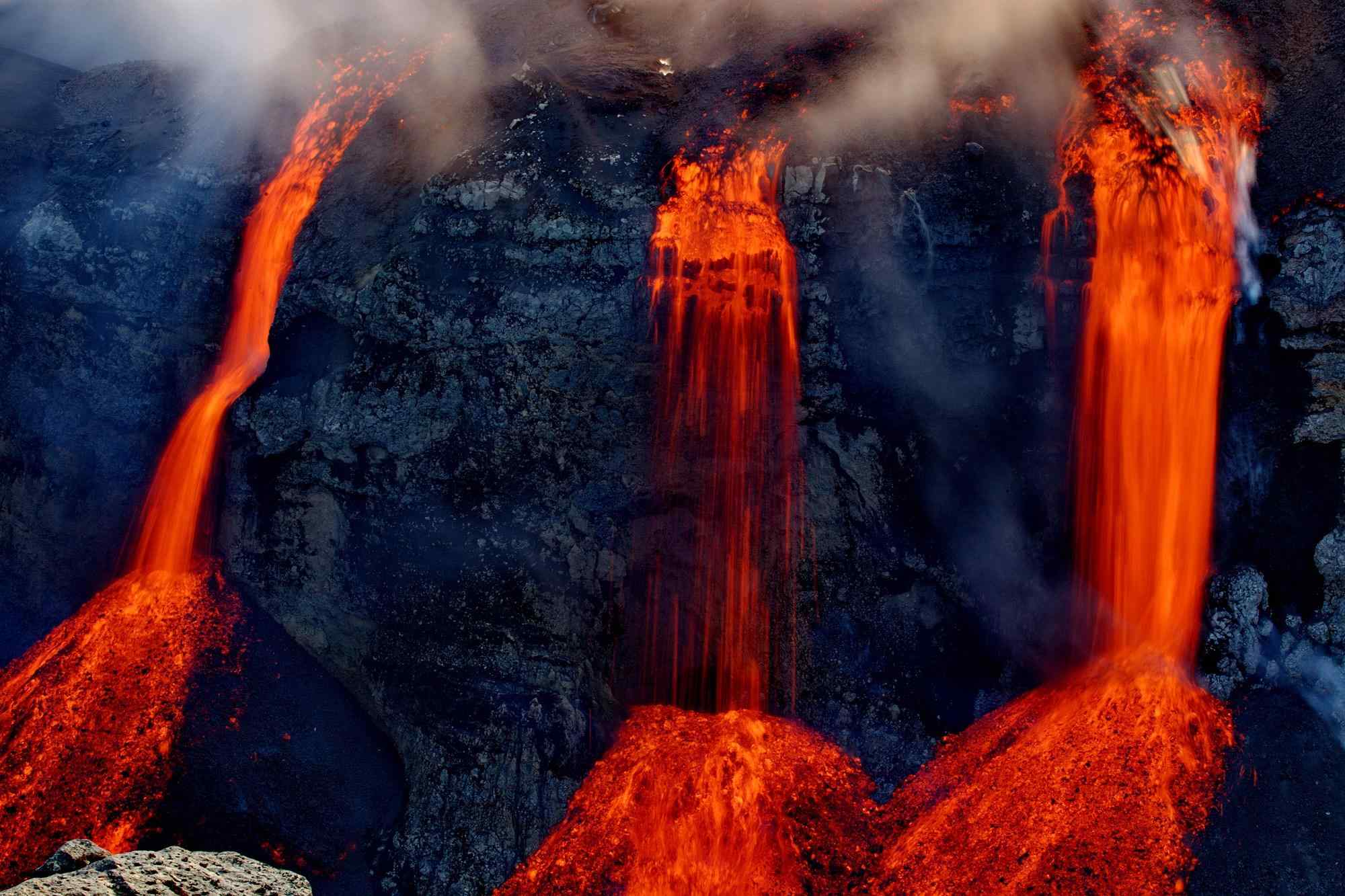 绚丽的冰岛火山爆发图片
