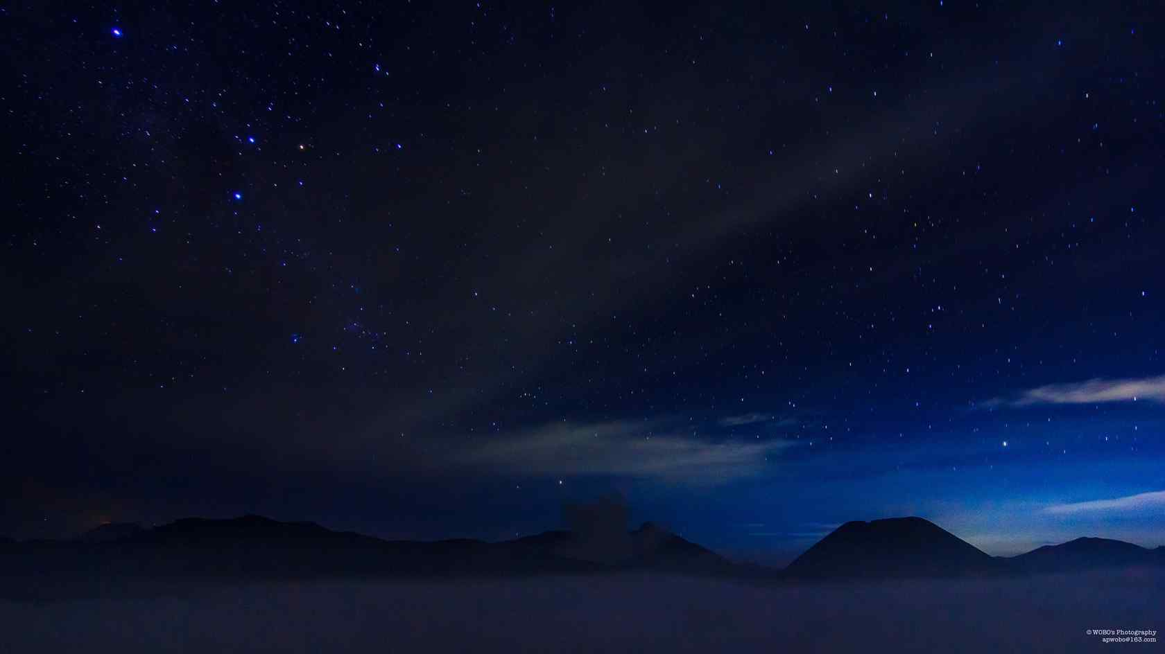 夜空下的印尼布罗莫火山群