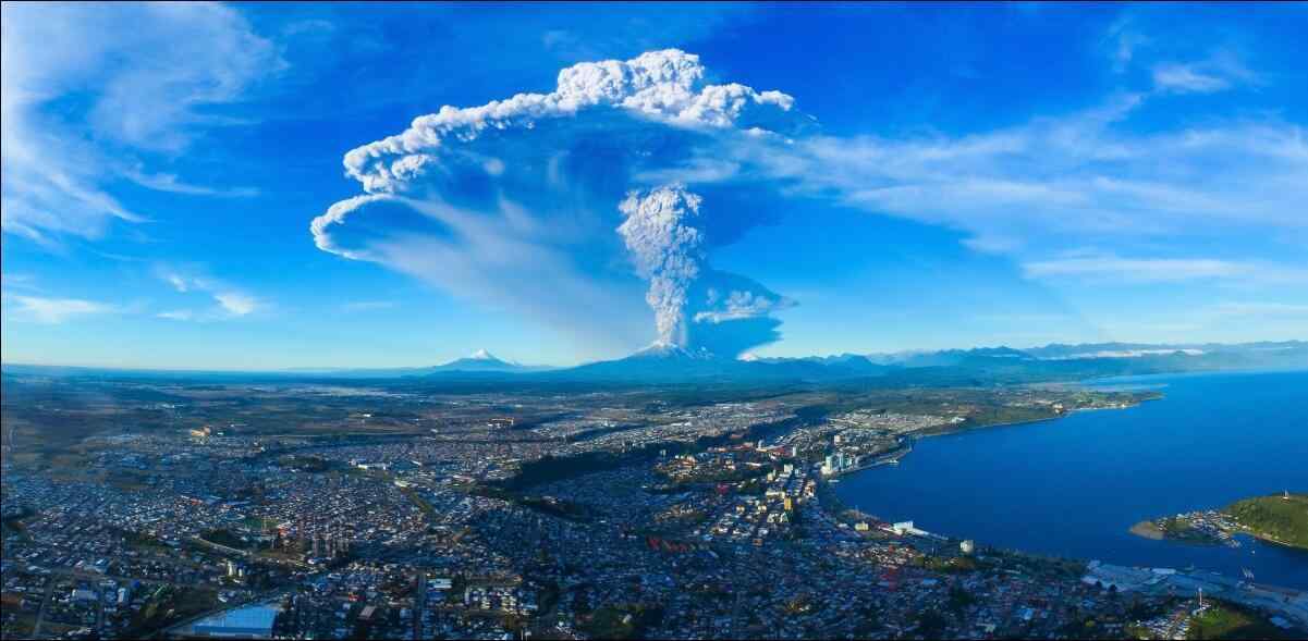冰岛火山爆发瞬间风景图片