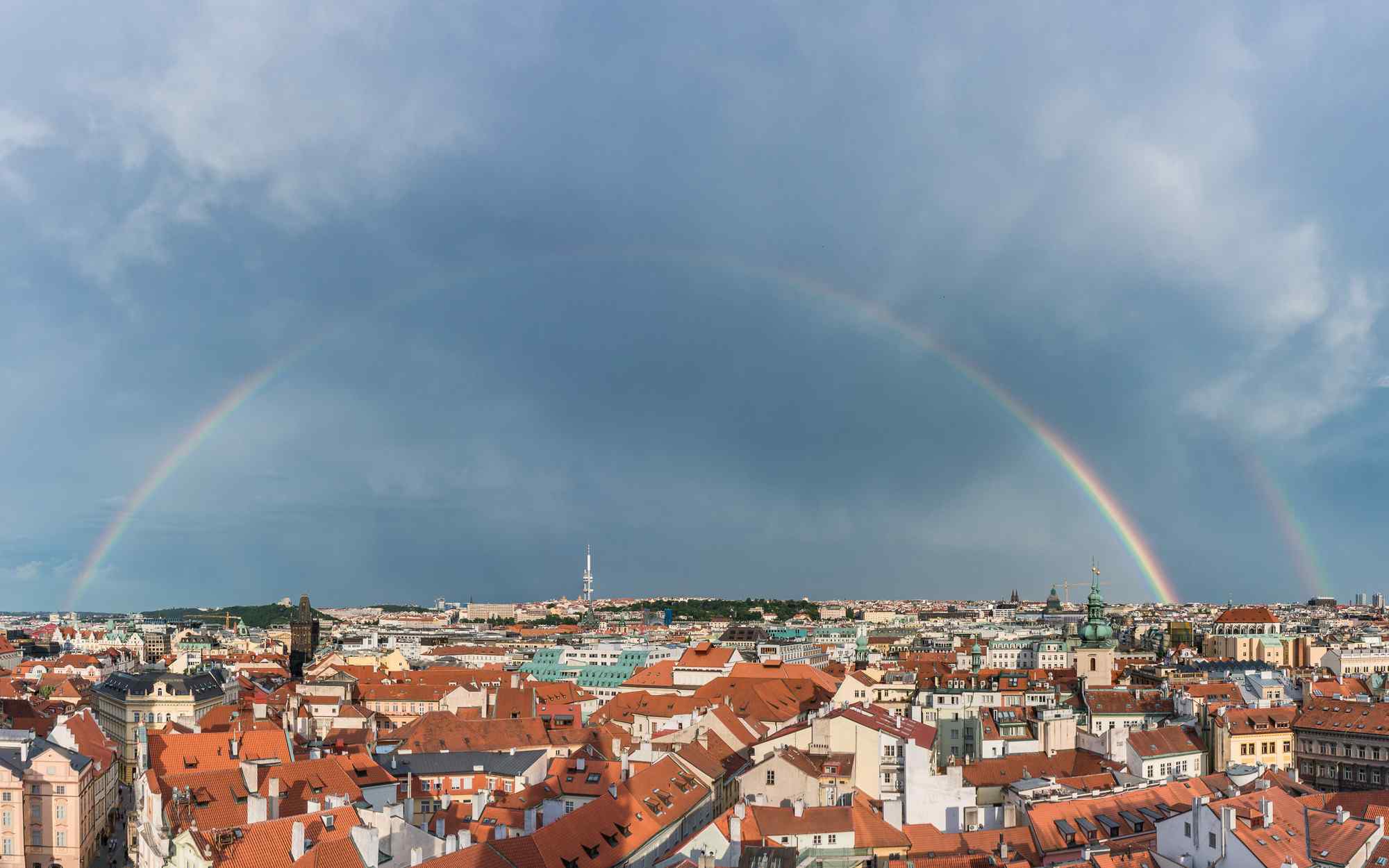 布拉格雨后美丽彩虹风景图片高清桌面壁纸