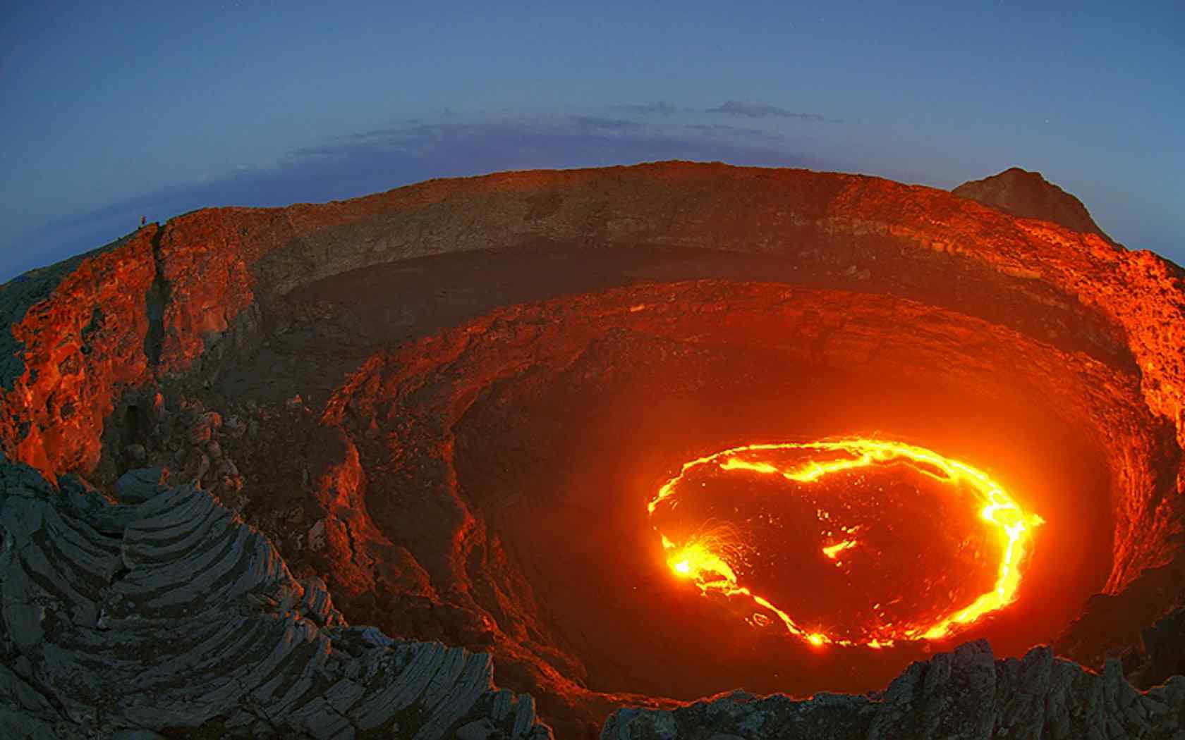 壮观的火山口风景图片