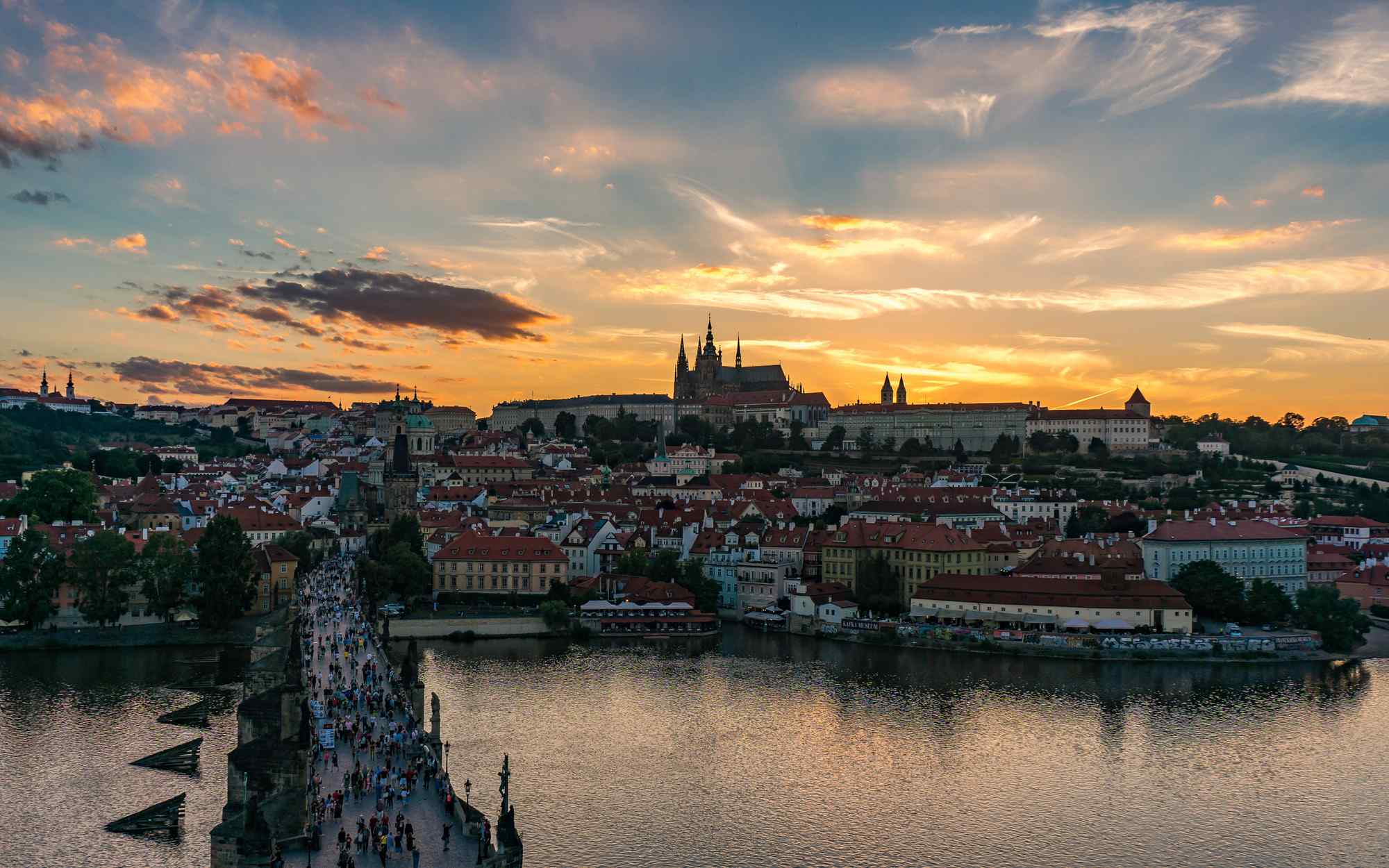 布拉格伏尔塔瓦河畔唯美夕阳风景高清桌面壁纸