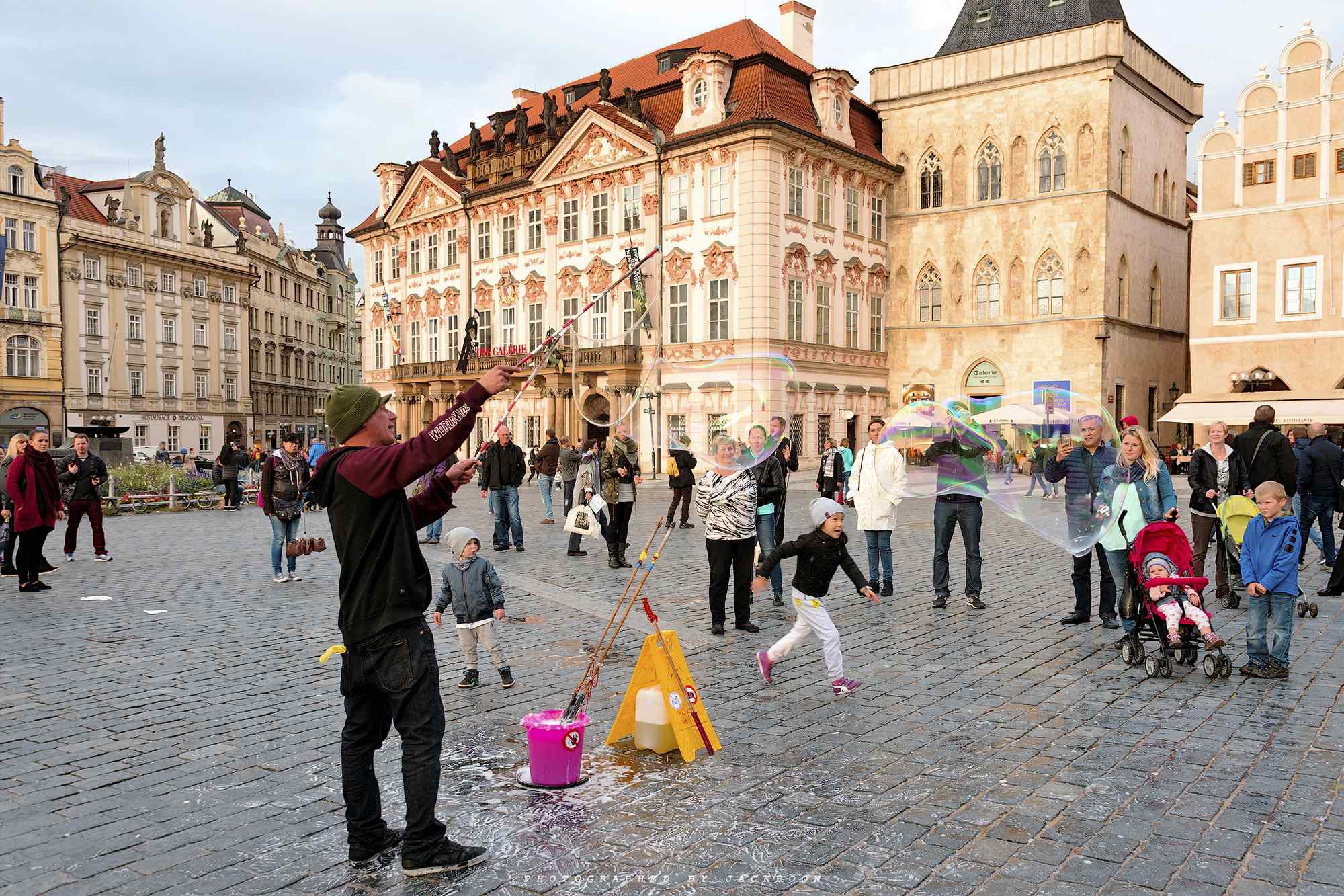 布拉格热闹欧洲街头风情高清风景图片桌面壁纸