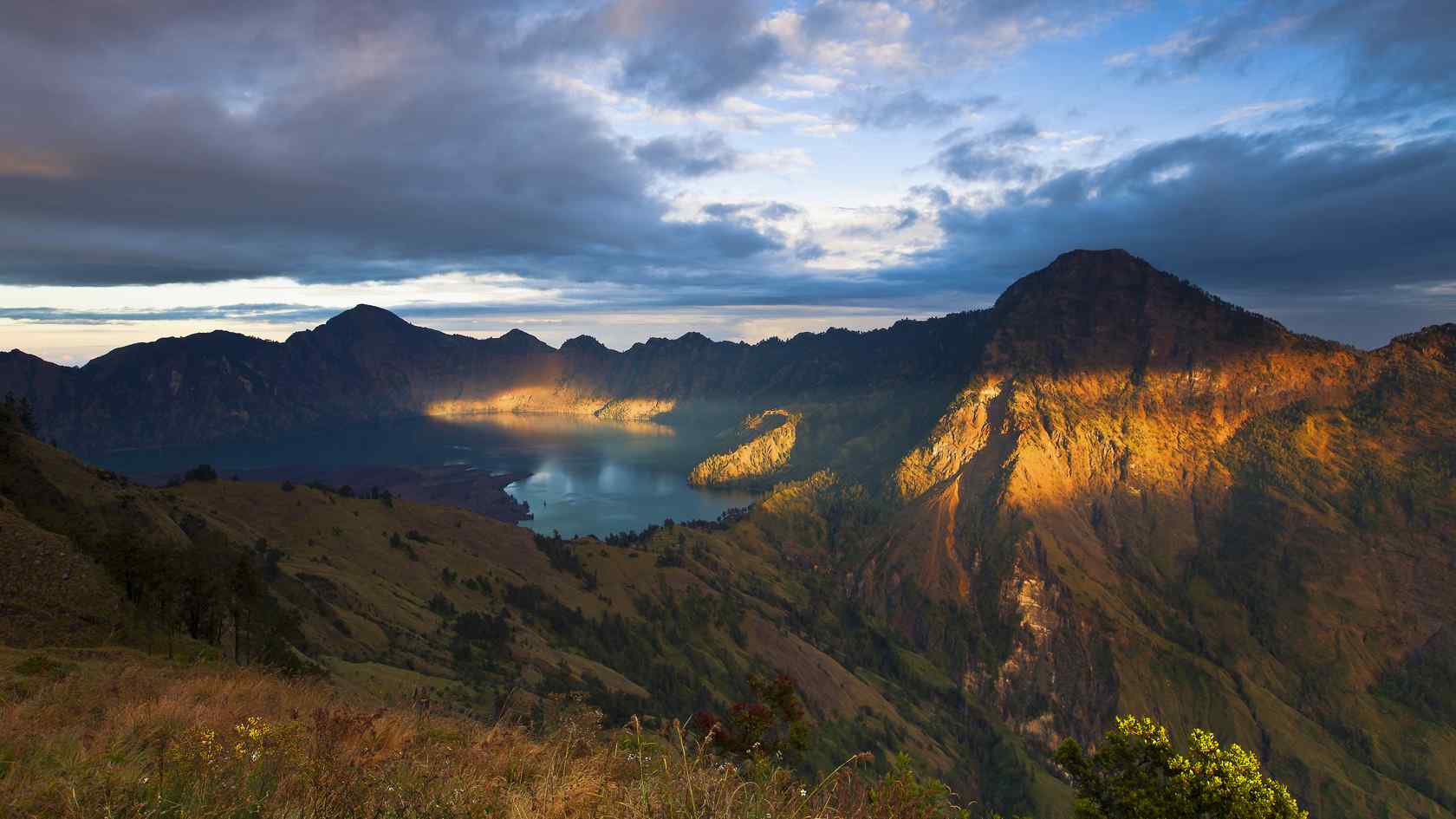 清晨美丽的火山湖风景图片