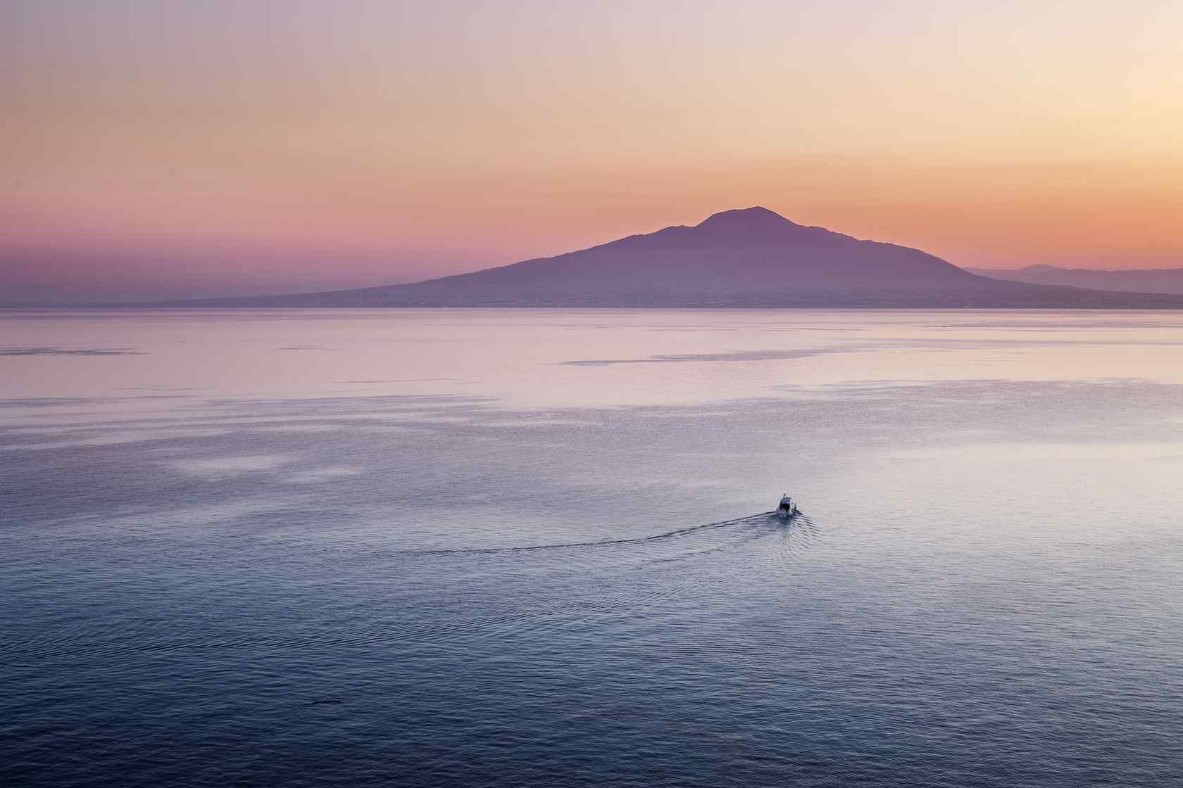 意大利火山唯美粉色风景图片高清桌面壁纸
