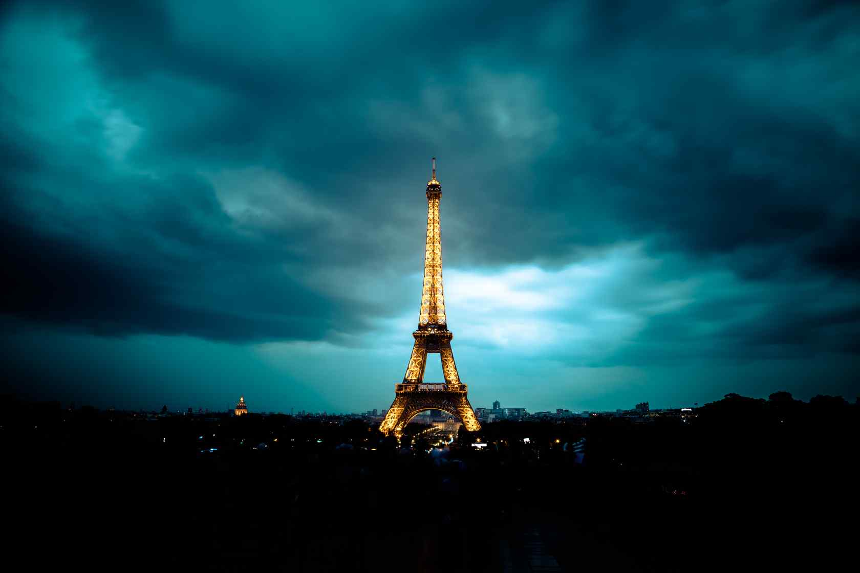 法国巴黎埃菲尔铁塔唯美夜景图片高清桌面壁纸