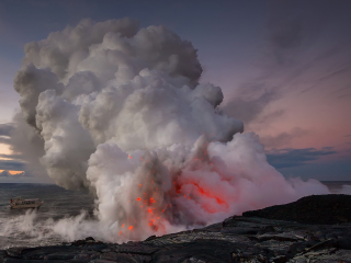 海边的火山爆发风景图片