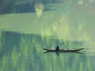 绿色山水中的一叶小舟唯美风景图片桌面壁纸
