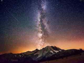 美丽星空下的火山风景图片
