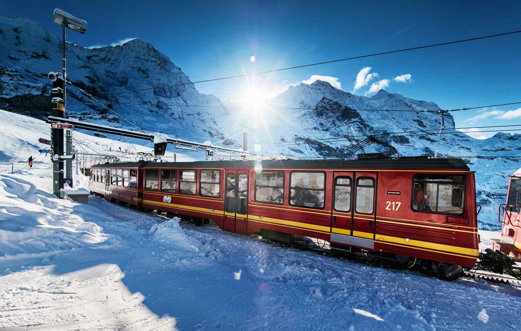 火车穿越雪山唯美风景图片