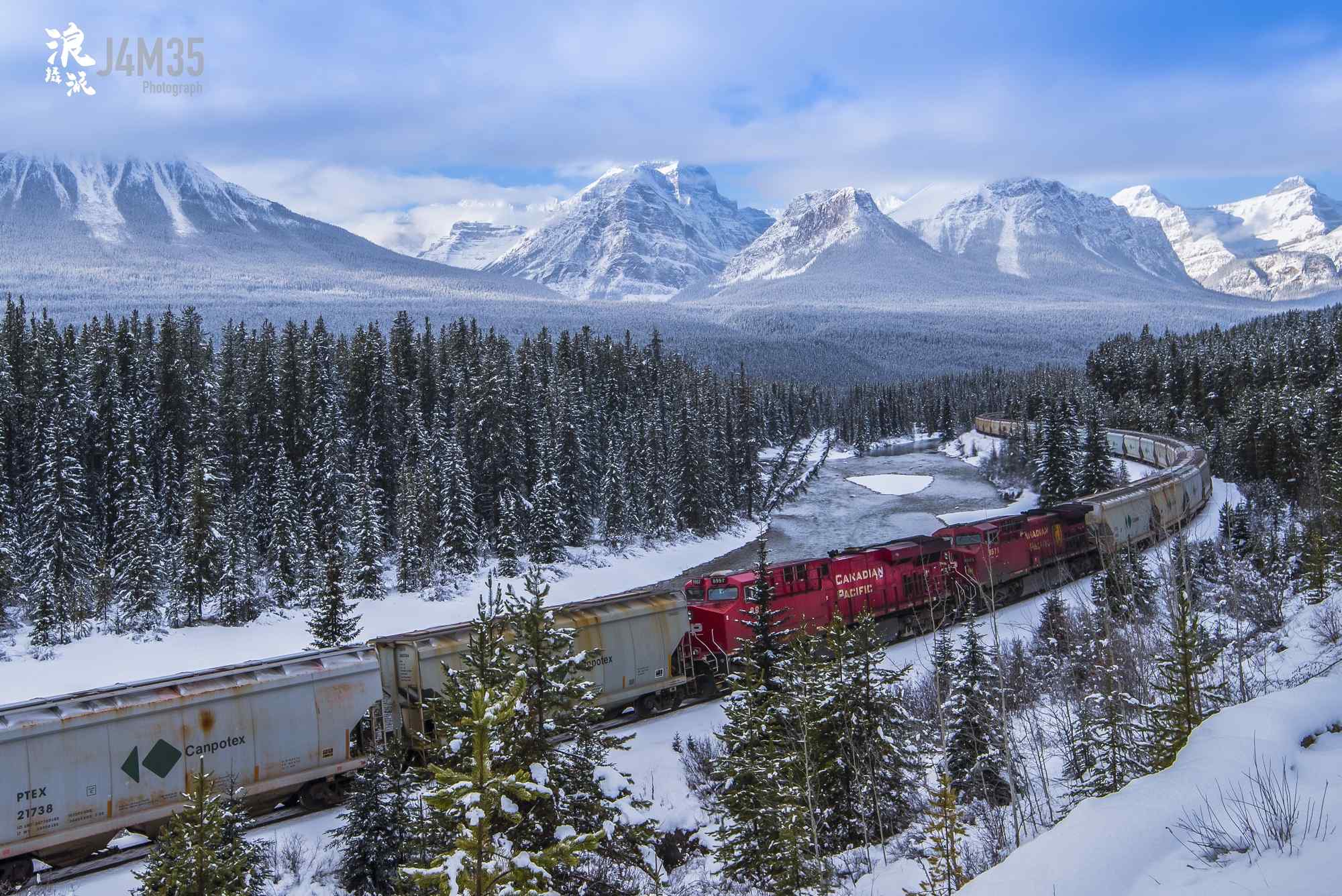 列车驶过茫茫雪海的美丽风景图片