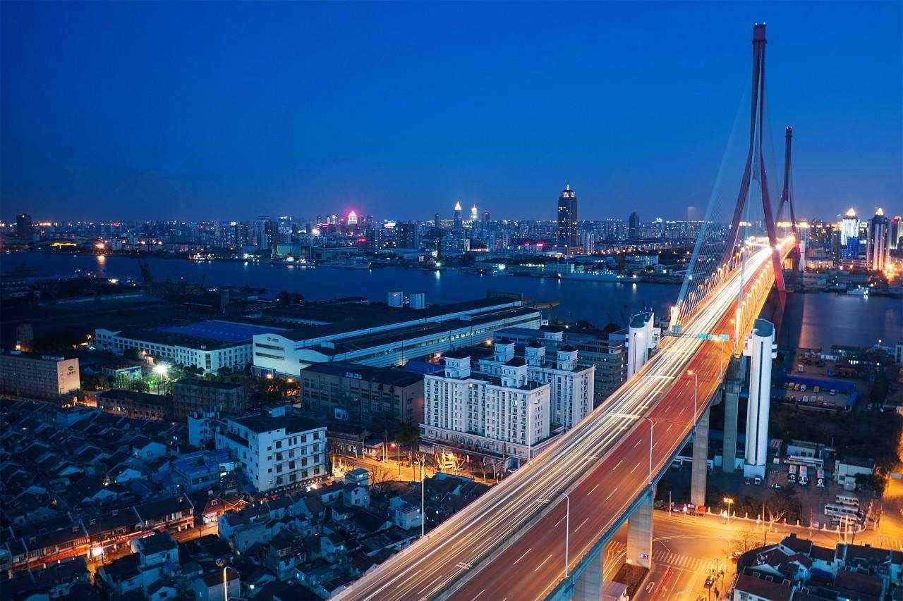 魅力上海：雄伟杨浦大桥夜景图片