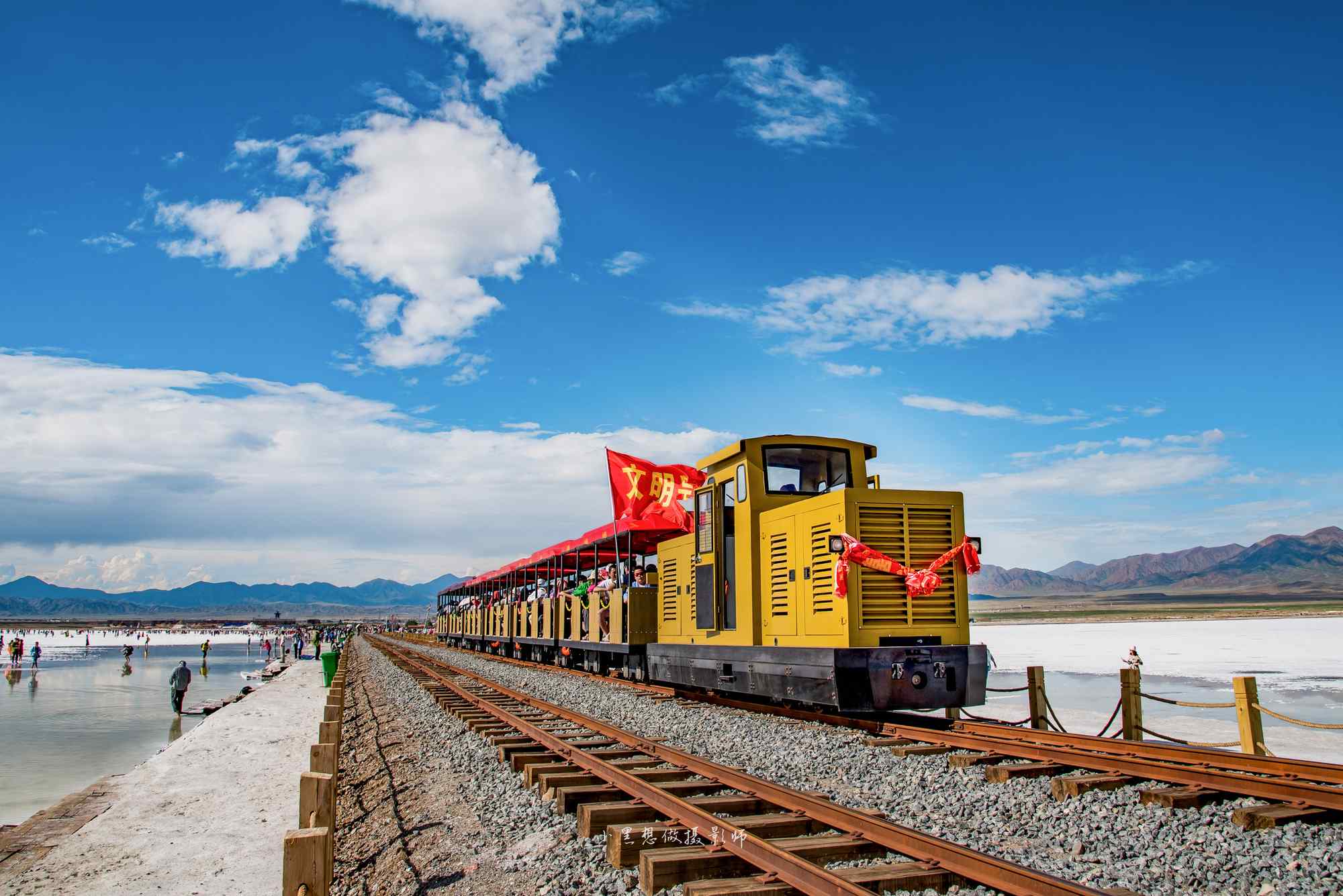 茶卡盐湖特色火车头美丽风景图片