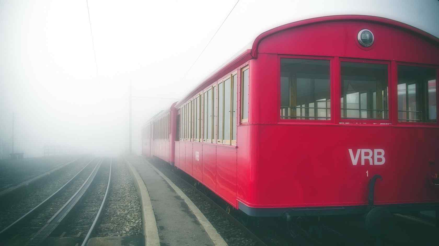 雨雾中的红色火车唯美图片