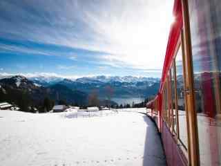 火车穿越美丽雪山