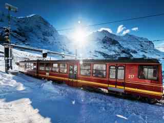 火车穿越雪山唯美风景图片