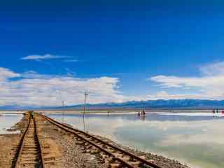 茶卡盐湖火车轨道唯美风景图片