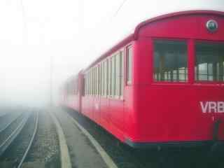 雨雾中的红色火车唯美图片