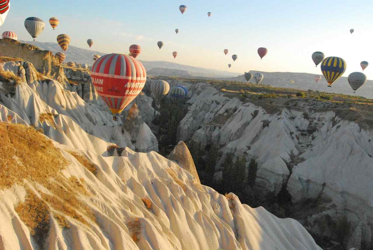 唯美的热气球峡谷图片壁纸
