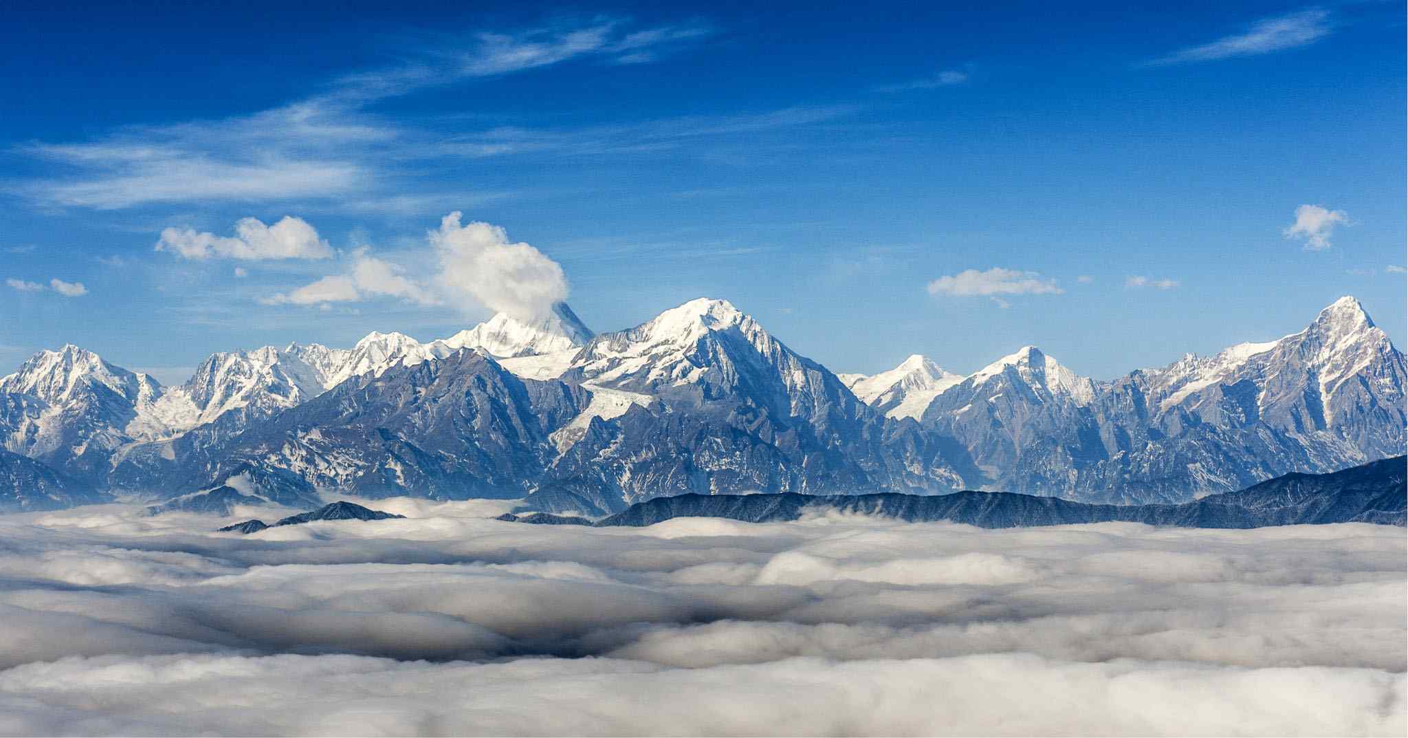 雪山之巅云海风景图片