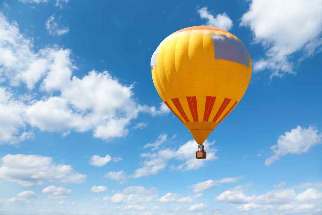 蓝天白云上的热气球图片壁纸