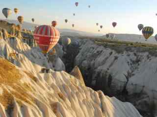 唯美的热气球峡谷图片壁纸