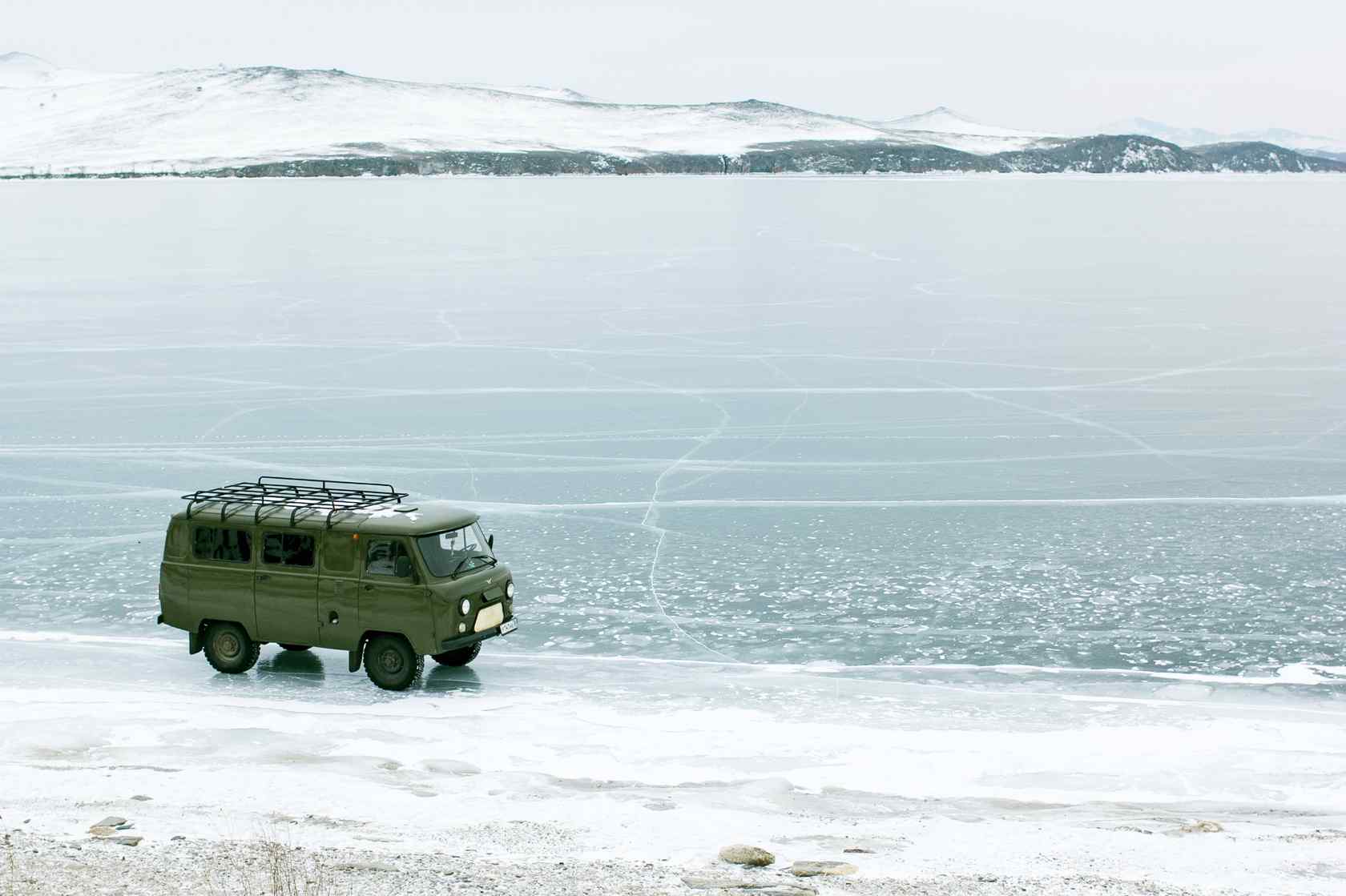 贝加尔湖冰封湖面小清新风景图片