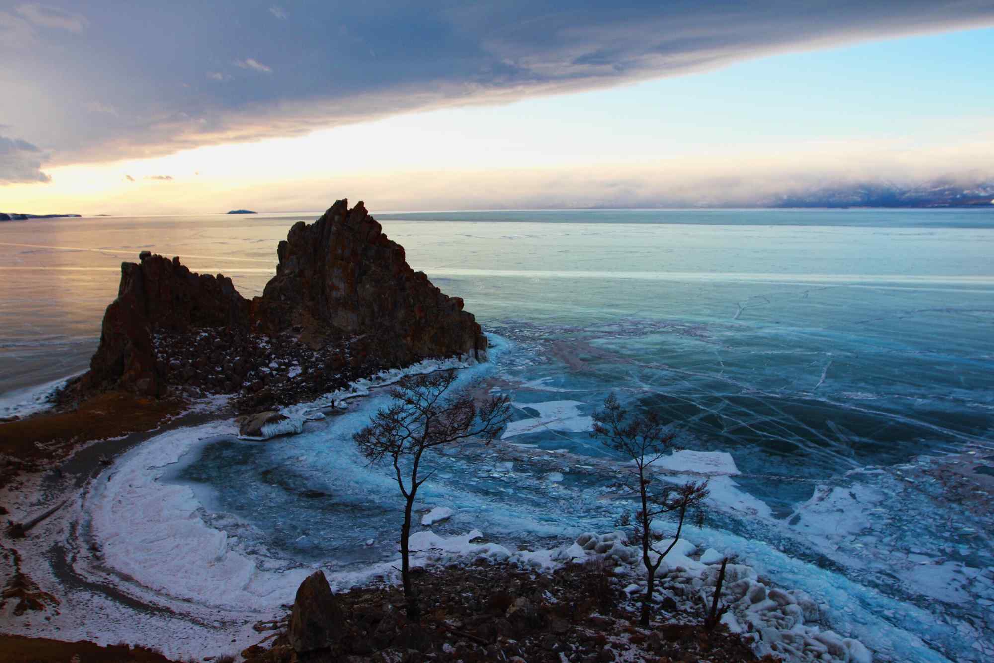 贝加尔湖清晨冰封湖面风景图片